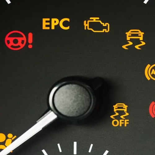 Kontrolki w samochodzie – co oznaczają i za co odpowiadają?